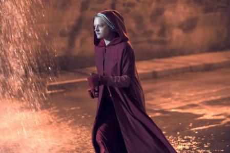 ¿Toma la decisión porque June así lo cree o porque el guionista la necesita en Gilead?