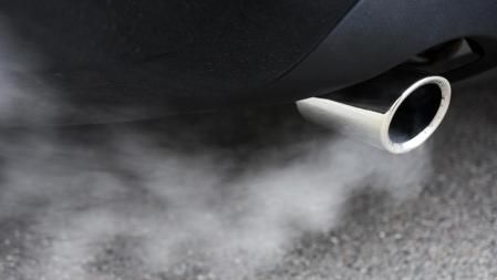 Humo expulsado por el tubo de escape de un coche&nbsp;