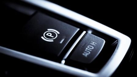 En la mayoría de coches nuevos el freno de mano se acciona por medio de un interruptor&nbsp;