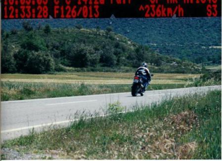 Aunque la carretera esté vacía, lo mejor es moderar nuestra velocidad si no la conocemos