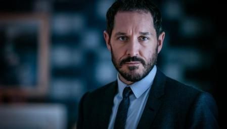 Bertie Carvel es Simon Foster, el marido (puede que infiel).