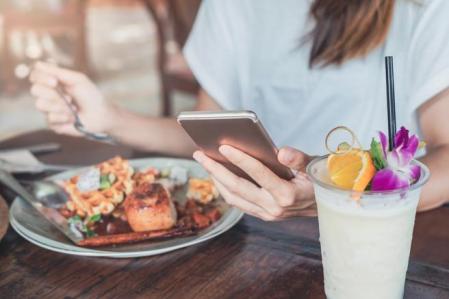 “Baja el ritmo, come sin pantallas y, entre bocados, deja los cubiertos sobre la mesa”