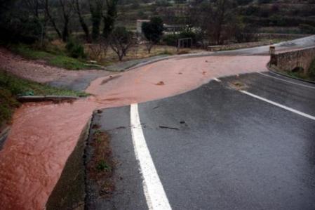 Cuando hay que cruzar un gran charco es indispensable moderar la velocidad del coche