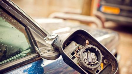 Los estafadores provocan la rotura del retrovisor como pretexto para contactar con la víctima 