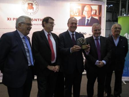 Imagen del momento de entrega del premio a Enrique Lacalle