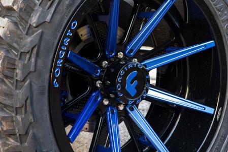 El vehículo se ha personalizado con llantas Forgiato Gambe de 24 pulgadas, integradas en unos enormes neumáticos específicos para uso offroad.