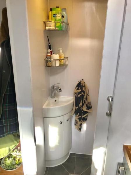 Tampoco falta un pequeño lavabo