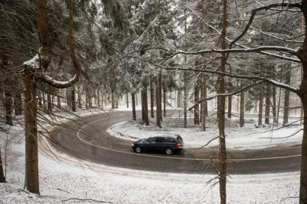 Al circular con nieve se recomienda aumentar la distancia de seguridad y evitar maniobras bruscas