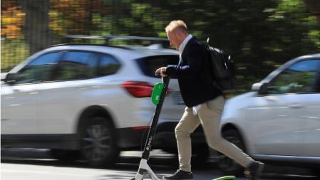 La velocidad de los patinetes eléctricos está limitada a 25 km/h 