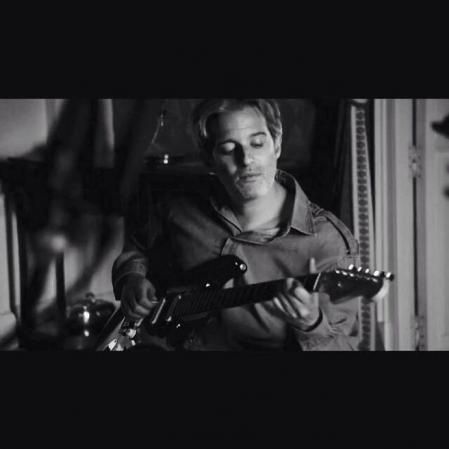 El joven lidera la banda The Hardcore of Beauty. Antes formó parte de Malabar y de Los Curas Capaos.