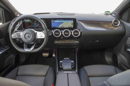 Cinco difusores redondos de ventilación con diseño de turbina y una gran pantalla exenta de un solo volumen presiden el salpicadero