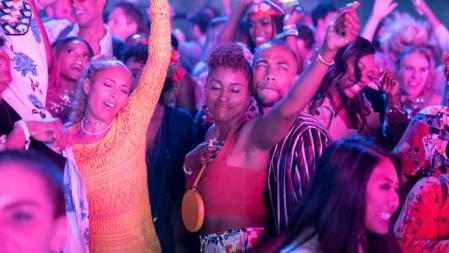 Issa Rae (de rojo) es la creadora de la ficción.