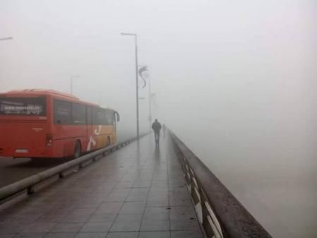 La niebla puede ser muy molesta en carreteras densas