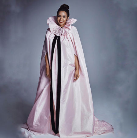 Cristina Pedroche con la capa que cubría su estilismo para las campanadas de 2019