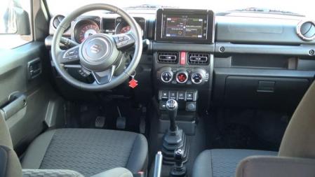 El interior del nuevo Jimny tiene unos acabados muy interesantes, tanto a nivel de diseño como por la robustez que desprende en general.