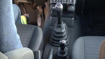 Este coche puede circular en modo de tracción 4x2, 4x4 y con reductora para situaciones de todoterreno extremo.