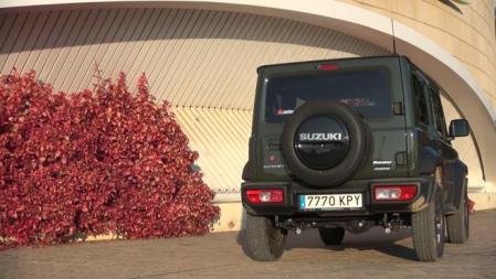 Sus formas cuadradas nos recuerdan a las de un Mercedes Clase G o de forma más lejana al Jeep Wrangler. Aun así es un coche con personalidad propia.