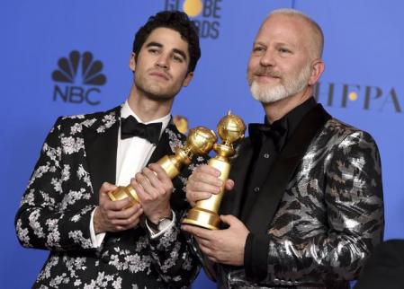 Darren Criss con Ryan Murphy, el productor y director de la serie.
