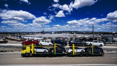 El camión que utilizó Ronaldo para transportar sus vehículos era cerrado para asegurar la privacidad durante el trayecto