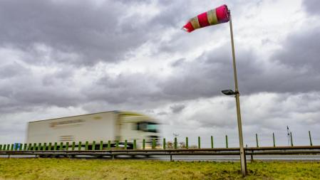 A diferencia de la lluvia y la nieve, el viento es un peligro invisible para la conducción