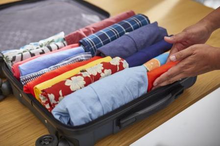 La ropa debe ir enrollada y en vertical