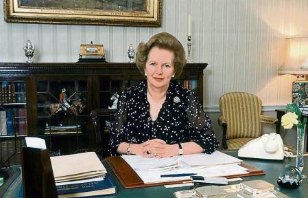 Margaret Thatcher en su despacho en Downing Street