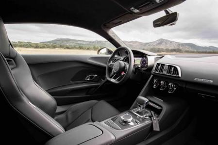 Interior del R8, un flamante coche deportivo