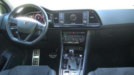 Aunque el diseño interior es prácticamente calcado al de su primo el Seat Ateca, los colores empleados y algunos materiales son completamente exclusivos, como por ejemplo el color bronce satinado del logo Cupra.