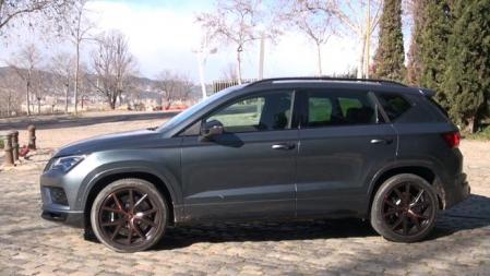 Este es un coche muy especial, de altas prestaciones, mejor rendimiento y con una estética muy diferenciadora que lo hace realmente exclusivo, de ahí su precio.