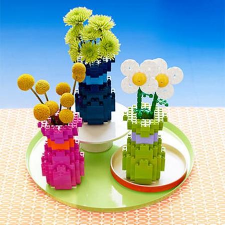Un jarrón de flores elaborada con bloques de Lego