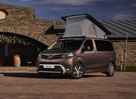 La adaptación permite elevar el techo para ubicar una cama en la parte superior