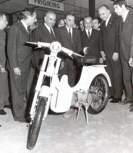 Ciclomotor Vespino exhibido en el Salón del Automóvil de Barcelona en 1968