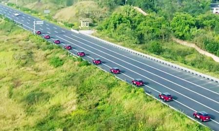 Para lograr este récord Guinness, el fabricante chino llevó a cabo algunas modificaciones en los vehículos, como por ejemplo la mejora de los sensores.