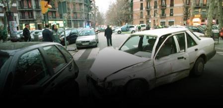 En el caso de ser los primeros testigos de un accidente, lo primero es encender las luces de emergencia y detener el vehículo en un lugar seguro 