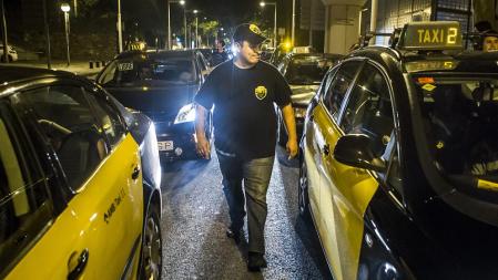 Varios taxis aguardan clientes en Barcelona&nbsp;