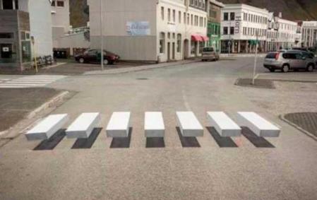 El engaño visual se consigue con efectos pintados sobre el asfalto