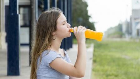 Los expertos advierten de la sobreexcitación y obesidad como principales riesgos de las bebidas energéticas.