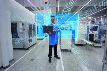 Los camiones van equipados con un pantógrafo de Siemens para poder conectarse a una línea de catenaria colocada en la autopista y extraer energía eléctrica