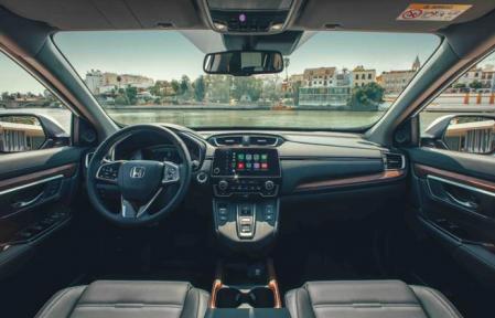 Acelera de 0 a 100 km/h en 8,8 segundos (9,2 con tracción total), alcanzando una velocidad máxima de 180 km/h. Además, cuenta con una tecla Sport que maximiza el rendimiento.