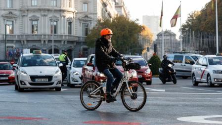 Los ciclistas deben circular normalmente dentro de su carril y adecuar la velocidad a cada situación.