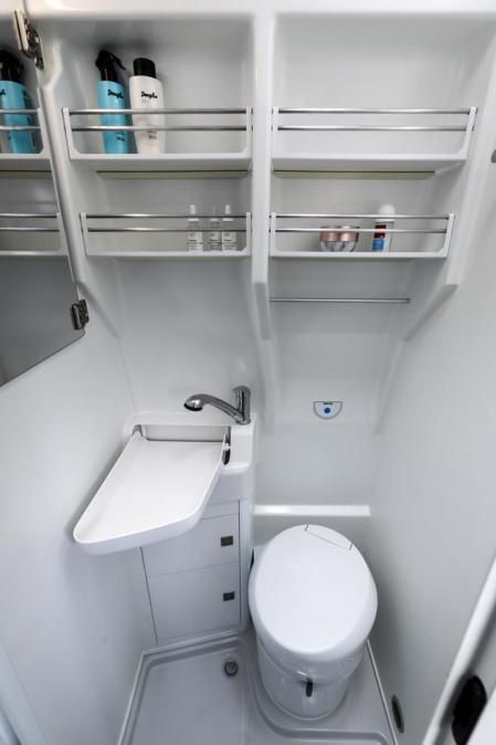 El interior dispone de un baño con ducha