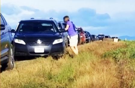 La pista embarrada dio lugar a una interminable caravana de automóviles.