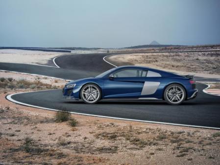 El R8, cuya altura es de 124 cm, cuenta con un pequeño portaequipajes delantero de 112 litros