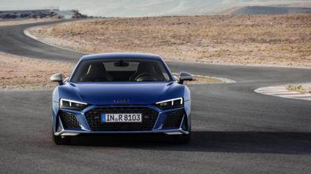 El R8 exhibe un estilo más agresivo y aerodinámico, con la reconocible parrilla Singleframe más ancha