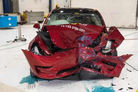 Así quedó el Tesla Model 3 tras el impacto frontal