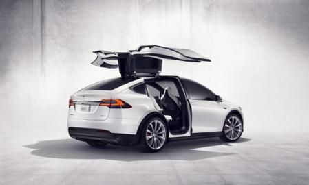 Apertura de puertas de ala de gaviota del tesla Model X