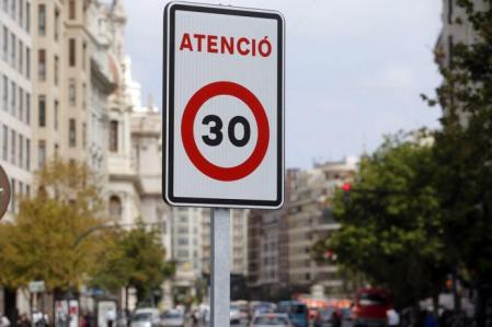 La DGT quiete reducir a 30 km/h la velocidad máxima en calles con un solo carril por sentido de circulación