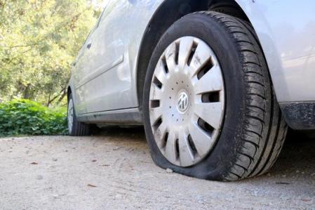 En el momento del pinchazo, debemos controlar bien el vehículo para evitar accidentes