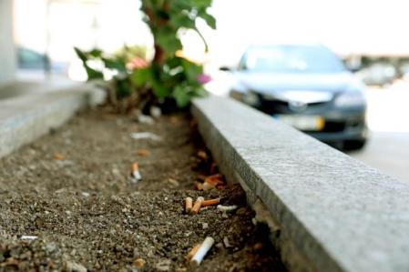 Arrojar colillas por la ventana está prohibido y es motivo de sanción de 200 € y la pérdida de 4 puntos del carnet