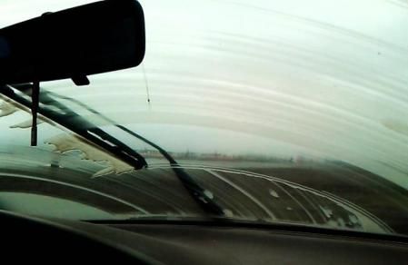 En caso de lluvia ligera, lo mejor es no activar el limpiaparabrisas, ya que ensuciaremos aún más el cristal